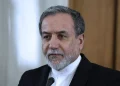 وزير الخارجية الإيراني يرد على نظيره الفرنسي: كفوا عن “ذرف دموع التماسيح