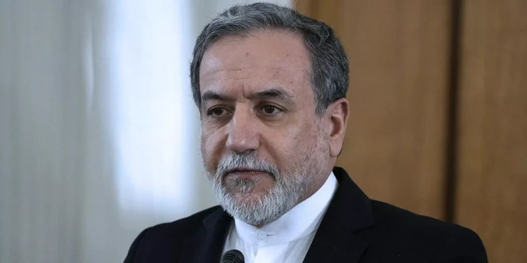 وزير الخارجية الإيراني يرد على نظيره الفرنسي: كفوا عن “ذرف دموع التماسيح
