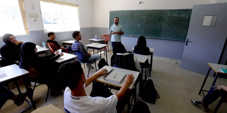 الجنوب اللبناني يفتح مدارسه على وقع الحرب