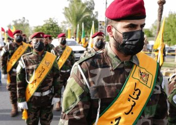 فصائل عراقية تسلم أسلحة بينها مسيرات وصواريخ