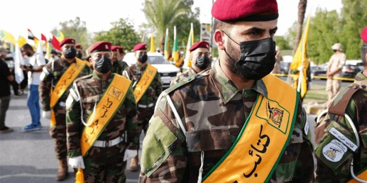 فصائل عراقية تسلم أسلحة بينها مسيرات وصواريخ