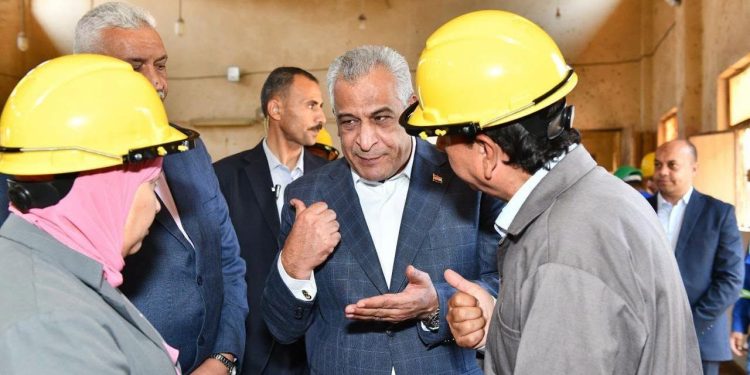 وزير الدولة للإنتاج الحربي يتابع انتظام العملية الإنتاجية ويؤكد أهمية توفير بيئة عمل آمنة
