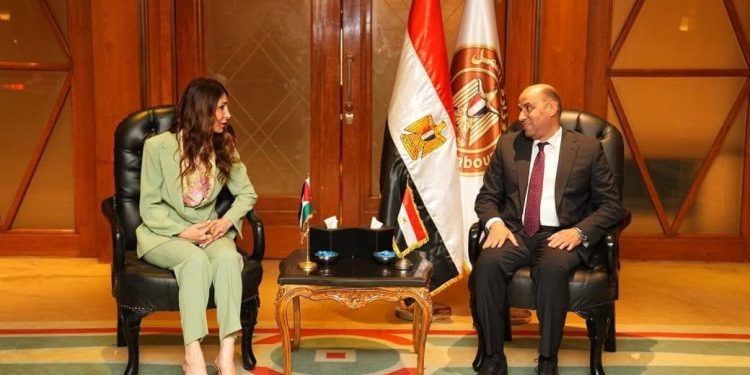 الوزير حسن رداد لوزيرة العمل الفلسطينية: مصر لن تتوانى عن دعم صمود الشعب الفلسطينى
