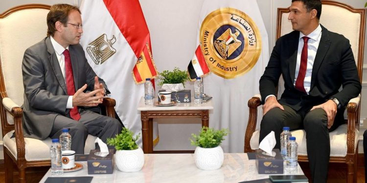 وزير الصناعة يبحث مع سفير إسبانيا لدى مصر سبل تعزيز التعاون الصناعي المشترك وجذب الشركات الإسبانية إلى السوق المصرى