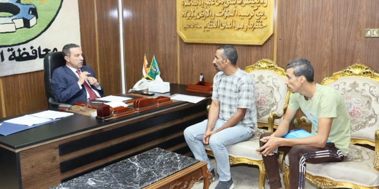 محافظ المنوفية يأمر بصرف مساعدات مالية عاجلة وكرسي متحرك لحالة مسنة من ذوي الهمم