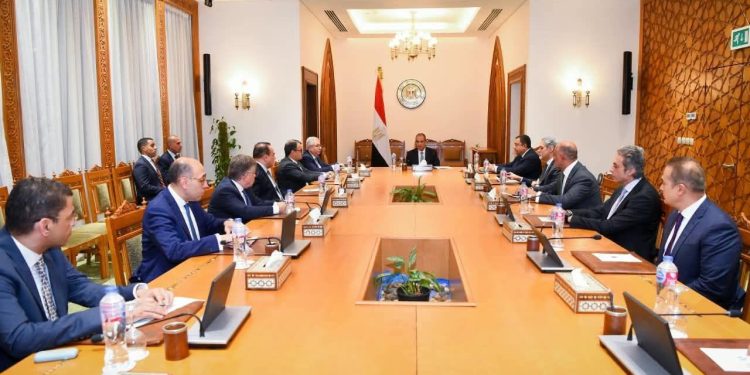 وزير الخارجية يعقد اجتماعاً مع قيادات الوزارة لمتابعة تنفيذ التوجيهات الرئاسية بشأن الأزمات الإقليمية