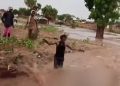 سيول عارمة تجرف مسنا سودانيا فى مشهد مأساوى بإقليم دارفور