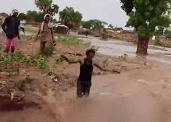 سيول عارمة تجرف مسنا سودانيا فى مشهد مأساوى بإقليم دارفور