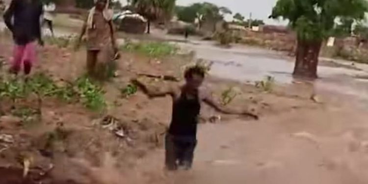 سيول عارمة تجرف مسنا سودانيا فى مشهد مأساوى بإقليم دارفور