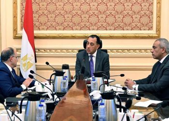 رئيس الوزراء يلتقى رئيس هيئة الدواء المصرية لمتابعة عدد من ملفات عمل الهيئة