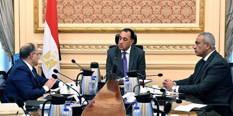 رئيس الوزراء يلتقى رئيس هيئة الدواء المصرية لمتابعة عدد من ملفات عمل الهيئة