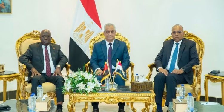 مصر وأنجولا تبحثان شراكة استراتيجية في الصناعات الدفاعية ونقل التكنولوجيا والتصنيع المشترك