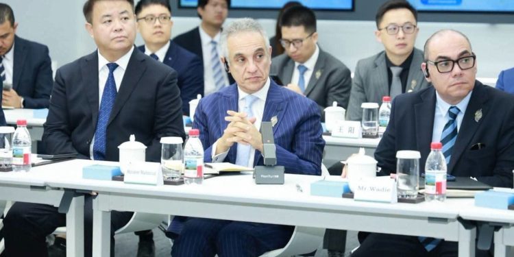وزير العدل يتفقد التقنيات الذكية المُزمَع تطبيقها بـ«مدينة العدالة» بمقر شركة «هواوي» بالصين