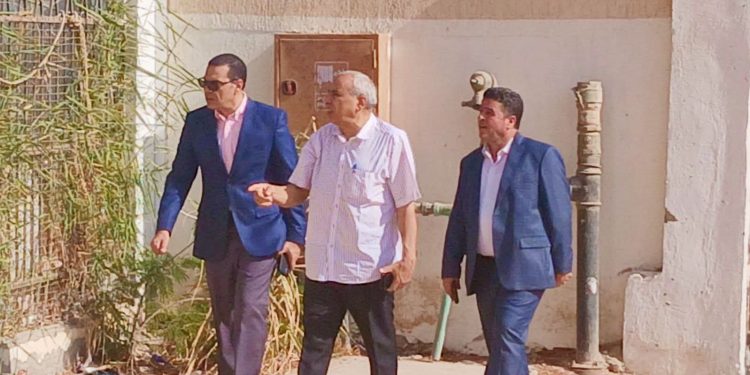 وكيل تعليم البحر الأحمر يتفقد آثار حريق مدرسة الميناء التجريبية ويتابع إجراءات تأمين المنشأة