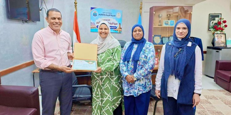 مدير تعليم البحر الأحمر يكرم رئيس الوحدة الحسابية بالمديرية تقديرًا للتميز والتفاني فى العمل