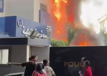 عاجل: السيطرة على حريق بمحيط قسم شرطة الأزبكية بوسط القاهرة دون خسائر بشرية