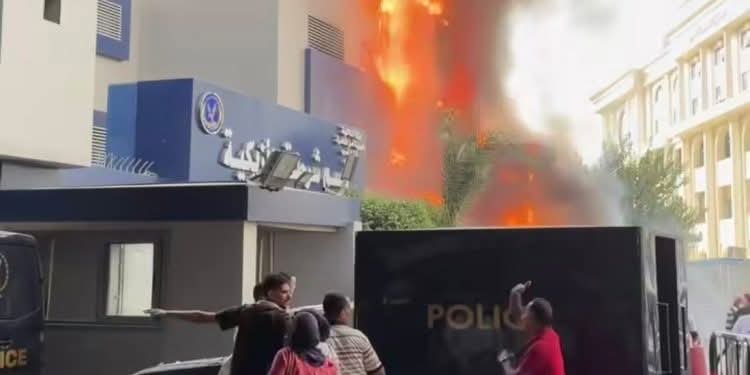 عاجل: السيطرة على حريق بمحيط قسم شرطة الأزبكية بوسط القاهرة دون خسائر بشرية