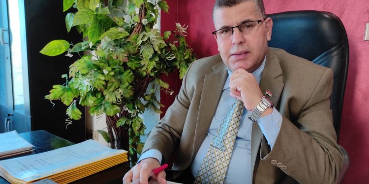 يصور له شيطانه أنه رأس الحكمة