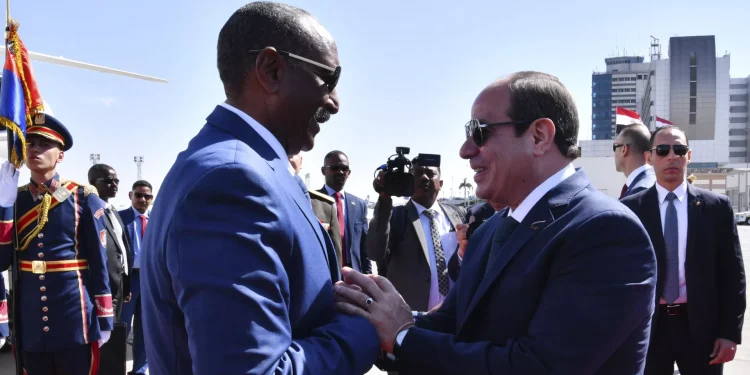 السيسي خلال لقائه البرهان: مصر تتمسك بوحدة السودان وتدفع نحو إنهاء الحرب