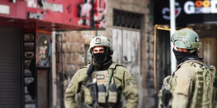 إسرائيل تستهدف أحد أبرز قادة “حماس” في غزة