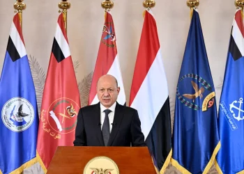 العليمي يعلن بدء عمليات “استعادة ما تبقى من أراضي اليمن