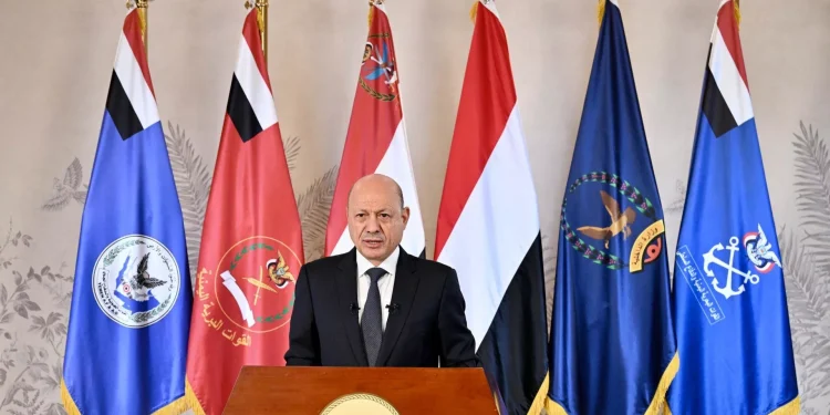 العليمي يعلن بدء عمليات “استعادة ما تبقى من أراضي اليمن