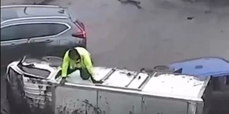 سائق يقفز من شاحنته قبل أن تجرفها سيول تشيلي