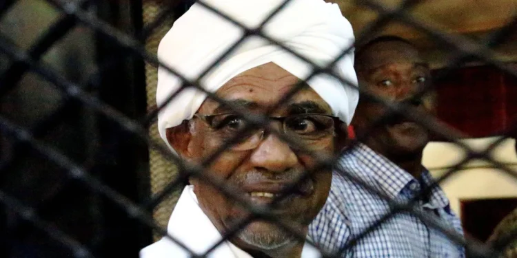 الرئيس السوداني السابق عمر البشير يطلب السماح بالسفر خارج السودان لتلقي العلاج
