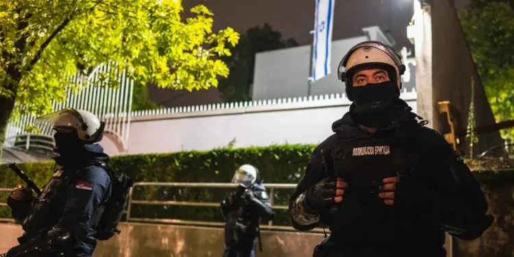 قاصر يهاجم السفارة الإسرائيلية في بلغراد.. ويطعن حارسها