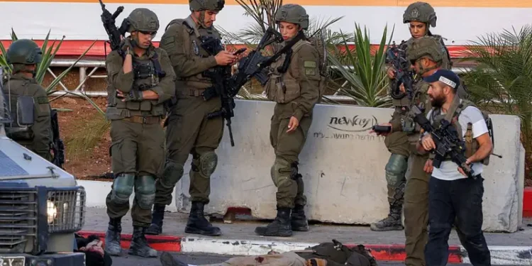 إصابة 6 افراد في عملية إطلاق نار على حاجز عسكري إسرائيلي ومقتل المنفذَين