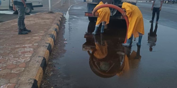 مياه البحر الأحمر تواصل سحب تجمعات الأمطار بالقصير وتعلن استمرار حالة الطوارئ
