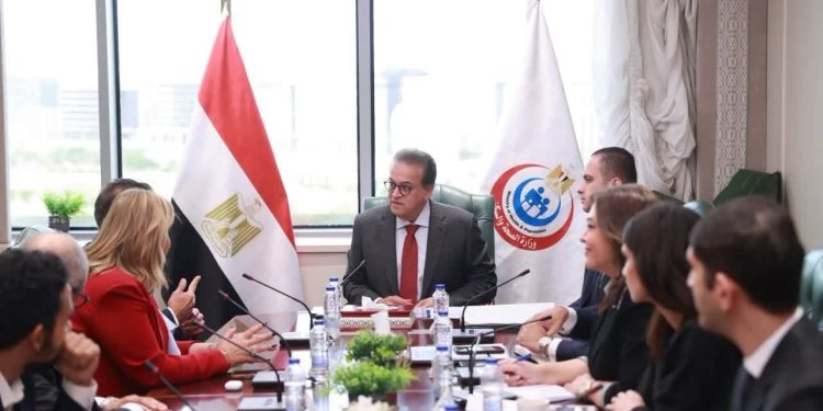 وزير الصحة يبحث مع رئيس اتحاد المستشفيات العربية سبل تعزيز التعاون وتطوير الخدمات الصحية