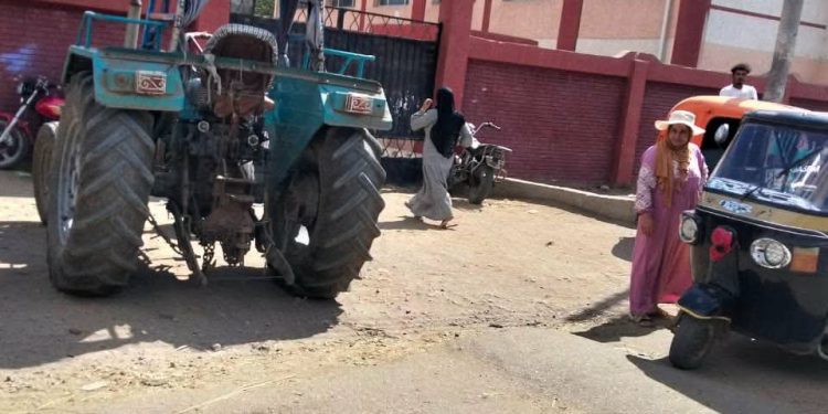 بوابة مدرسة بكفر الشيخ محاصرة فهل ننتظر أن يتحول الإهمال إلى خبر عاجل