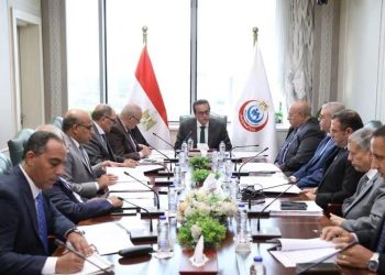 وزير الصحة المصري  يوجه بتعزيز دعم وحماية العاملين بالمهن الطبية