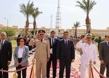 مصر : محافظ البحر الأحمر يحيي ذكرى أبطال أكتوبر بوضع إكليل الزهور على النصب التذكارى للشهداء
