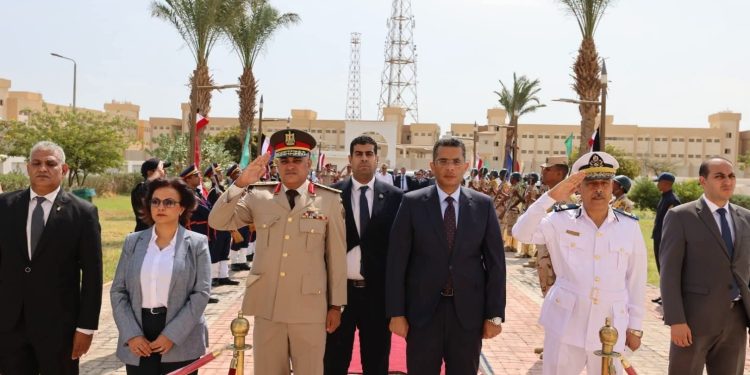 مصر : محافظ البحر الأحمر يحيي ذكرى أبطال أكتوبر بوضع إكليل الزهور على النصب التذكارى للشهداء