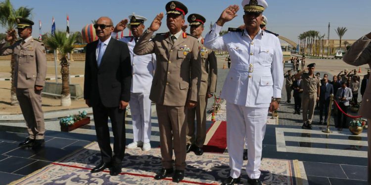 محافظ السويس وقائد الجيش الثالث يضعان إكليل الزهور على قبر الجندي المجهول بعجرود