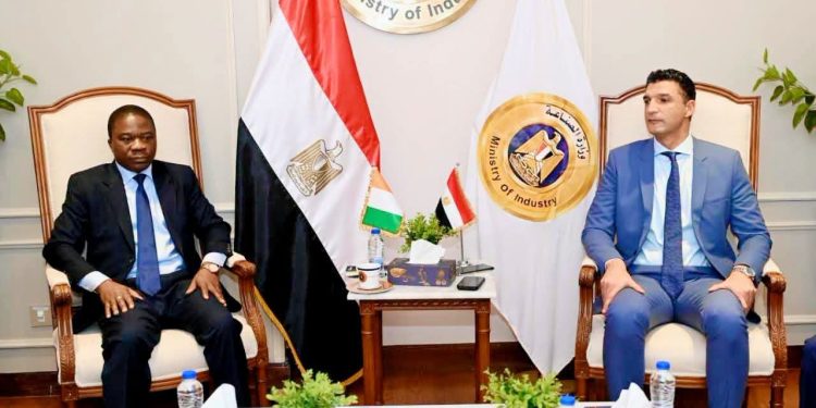 مصر وكوت ديفوار تبحثان تعزيز التعاون الصناعي وجذب استثمارات مشتركة في قطاعات واعدة