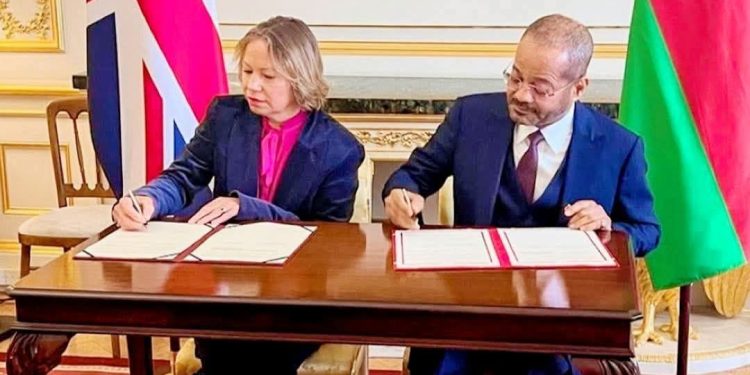 عمان وبريطانيا توقّعان خطابى نوايا للتعاون فى الفضاء والذكاء الاصطناعى بالتعليم