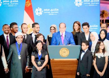 الرئيس السيسى يلتقط صورة تذكارية مع نوابغ مصر المتألقين على الساحة العالمية