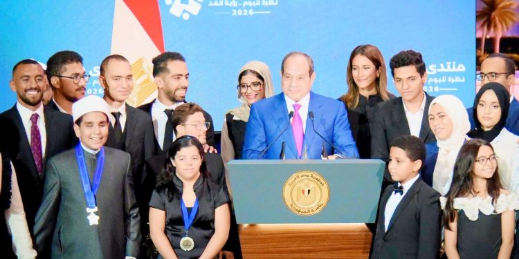 الرئيس السيسى يلتقط صورة تذكارية مع نوابغ مصر المتألقين على الساحة العالمية