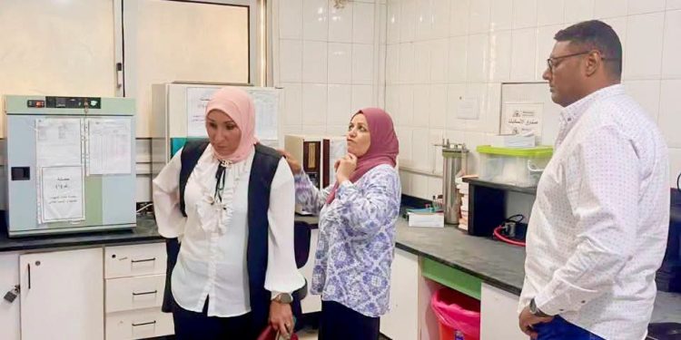 وكيل صحة البحر الأحمر يتفقد المعمل المشترك بالغردقة لمتابعة جودة الخدمات المعملية ودقة النتائج