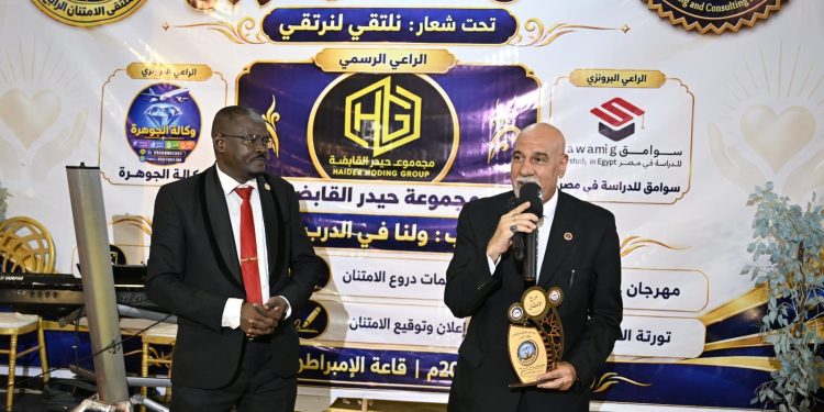 د. محمد المصري يناقش فلسفة الامتنان في الملتقى الرابع ويتوج مشاركته بالتكريم