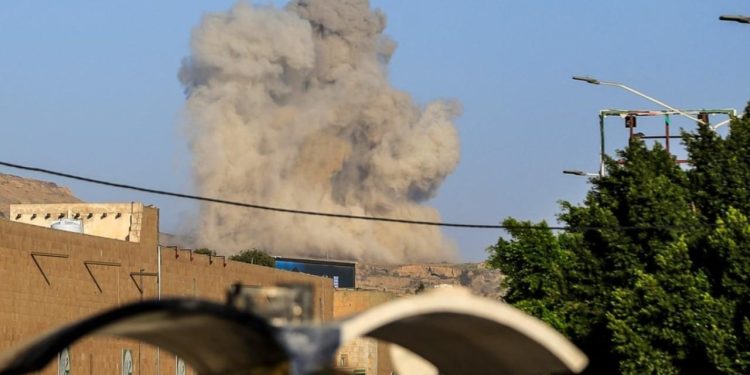 اليمن: انفجارات في محيط مطار عدن والحوثيون يعلنون استهداف مقر قيادة للقوات السعودية